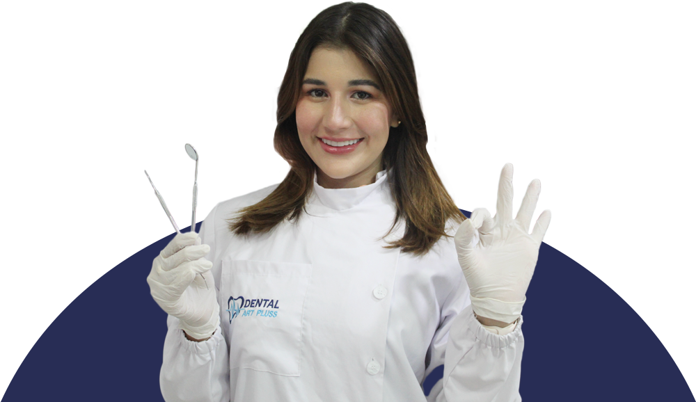 Odontóloga profesional de Dental Art Pluss realizando un tratamiento dental en Santa Marta.