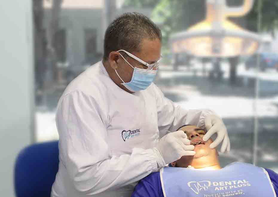 Odontólogo de Dental Art Pluss realizando tratamiento dental en Santa Marta.